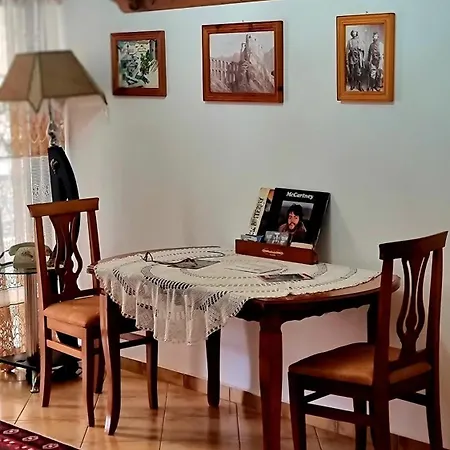 Pensión House 2 *