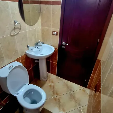 Pensión House 2 *