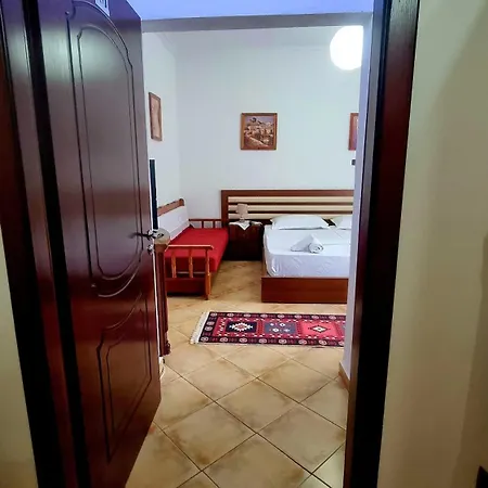 Affittacamere House 2 *