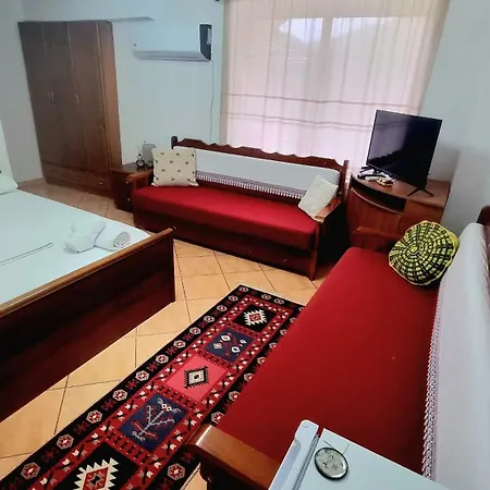 Pensión House 2 *