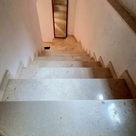 Affittacamere House 2 *